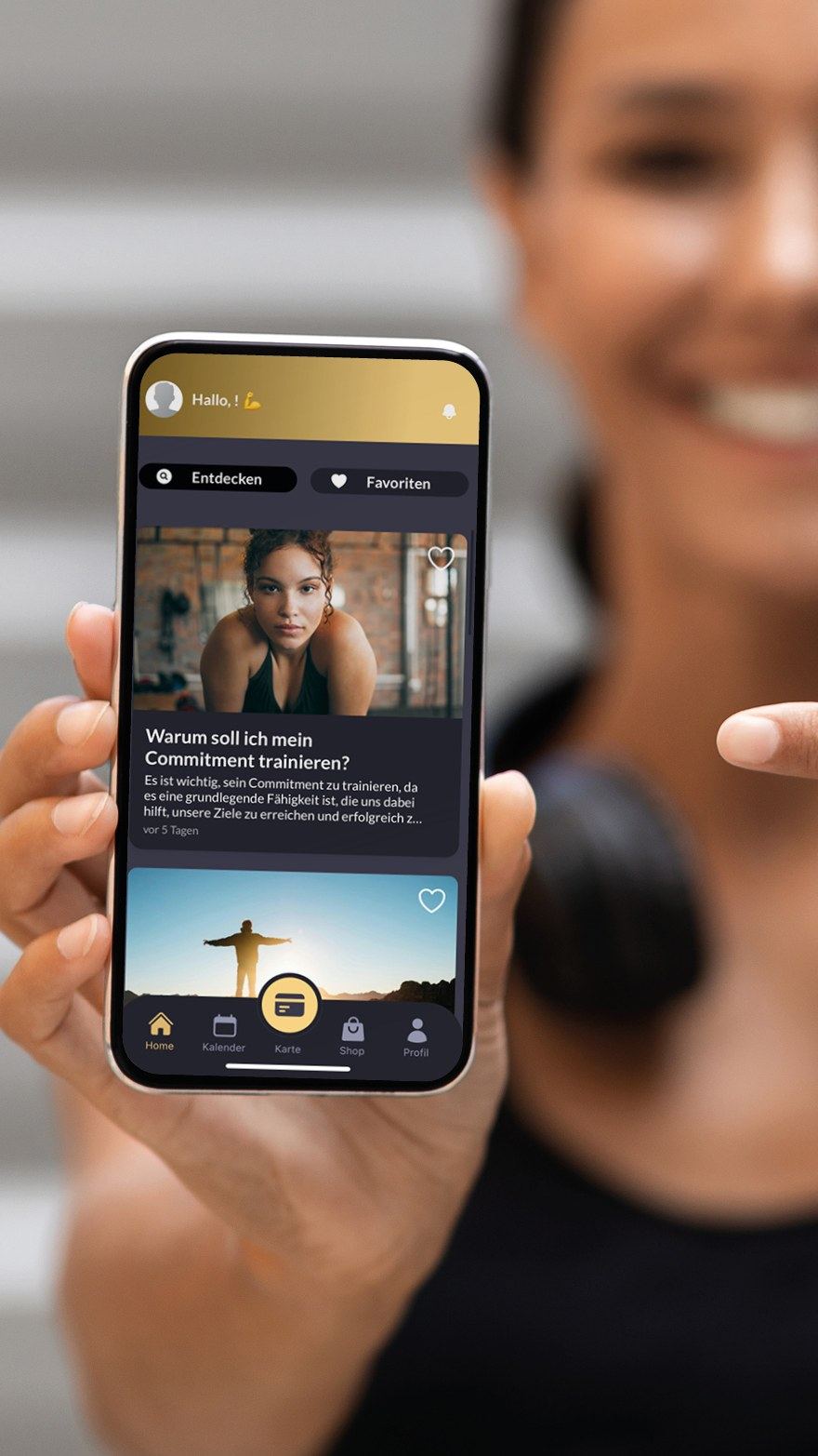 Mitglied zeigt die DSB-ONE-App auf dem Smartphone