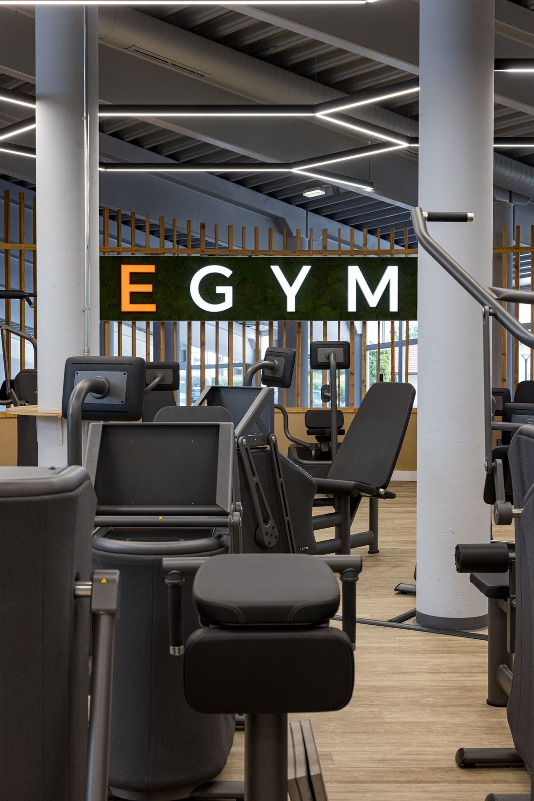 EGYM-Gerätezirkel mit beleuchtetem EGYM-Logo im Studio Mondsee