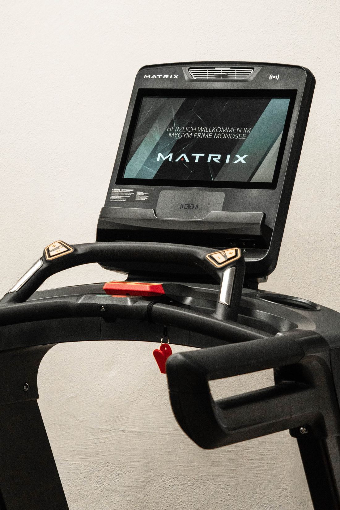 Matrix-Laufband-Konsole mit Begrüßungsbildschirm im MYGYM Prime Mondsee